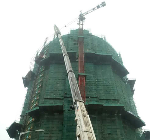 兴文吊车在工地上作业